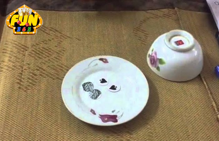 Bát hình - Sự bịp bợm với sự phối hợp bởi 2 người