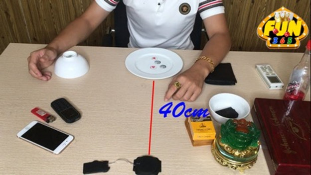 Bóc phốt trò bịp bợm thần kỳ trong xóc đĩa dân gian